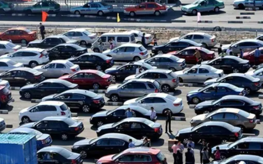 春运时堵车的原因真的是路太窄车太多吗？根本不是，而是某些人的素质问题，龟速车太恶心了…