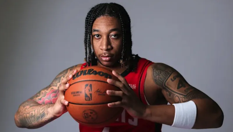 根据知名记者Shams Charania报道，火箭将与队内双向合同后卫JD-戴维