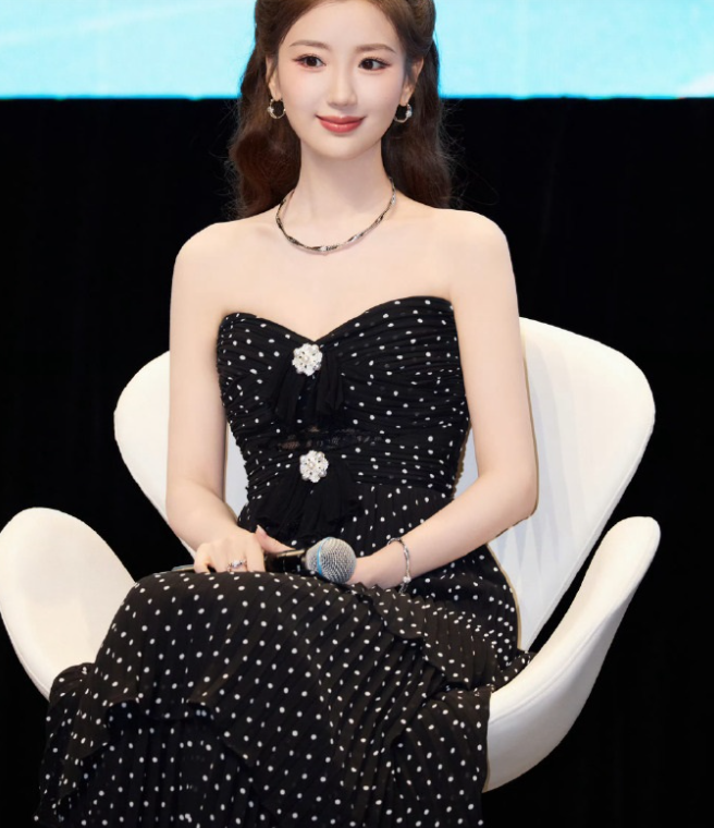 毛晓彤这次穿的是一款抹胸裙
能够让她秀出迷人的香肩，确实是特别的时尚，也很有魅力