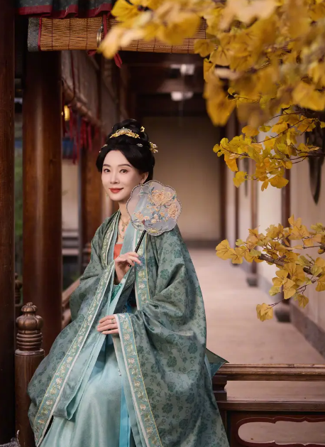 陈数穿华美服饰宛若古代当家主母！手持摇扇气质温婉端庄