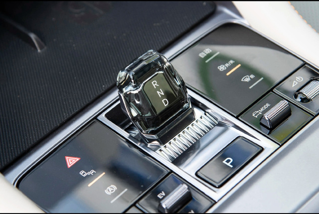 你们是怎么换挡的23款宋plus冠军版
23款的宋plus冠军版，用的小小水晶档