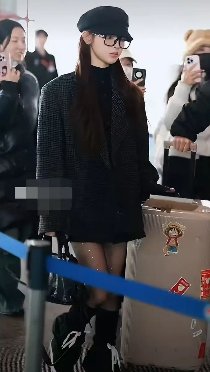 杨超越戴贝雷帽配黑框镜慵懒随性 格纹西装搭黑丝酷飒干练