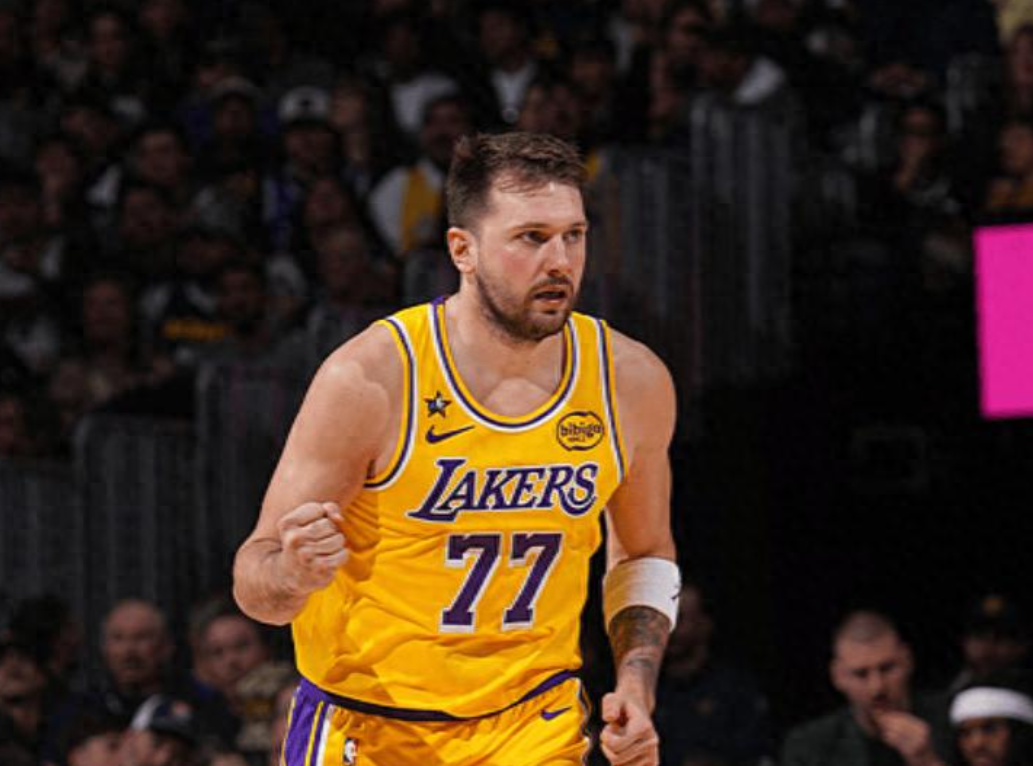 NBA常规赛，湖人115-107战胜掘金。
湖人上半场落后掘金14分，最多落后掘