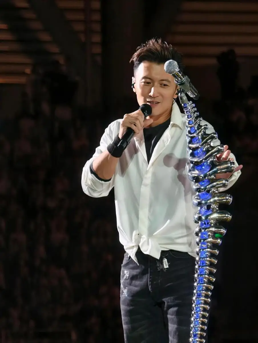 谢霆锋演唱会上穿白衬衣“鲨”疯了！ 简单穿搭也挡不住帅气