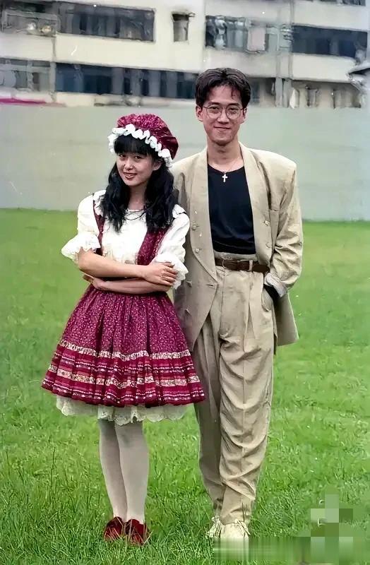 1990年，孟庭苇和周传雄在草坪上的一张合照。
孟庭苇看起来很可爱，打扮的就像一