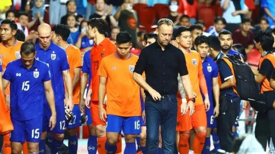 国队苦战国足但仍败北：舆论悲观、失误太多