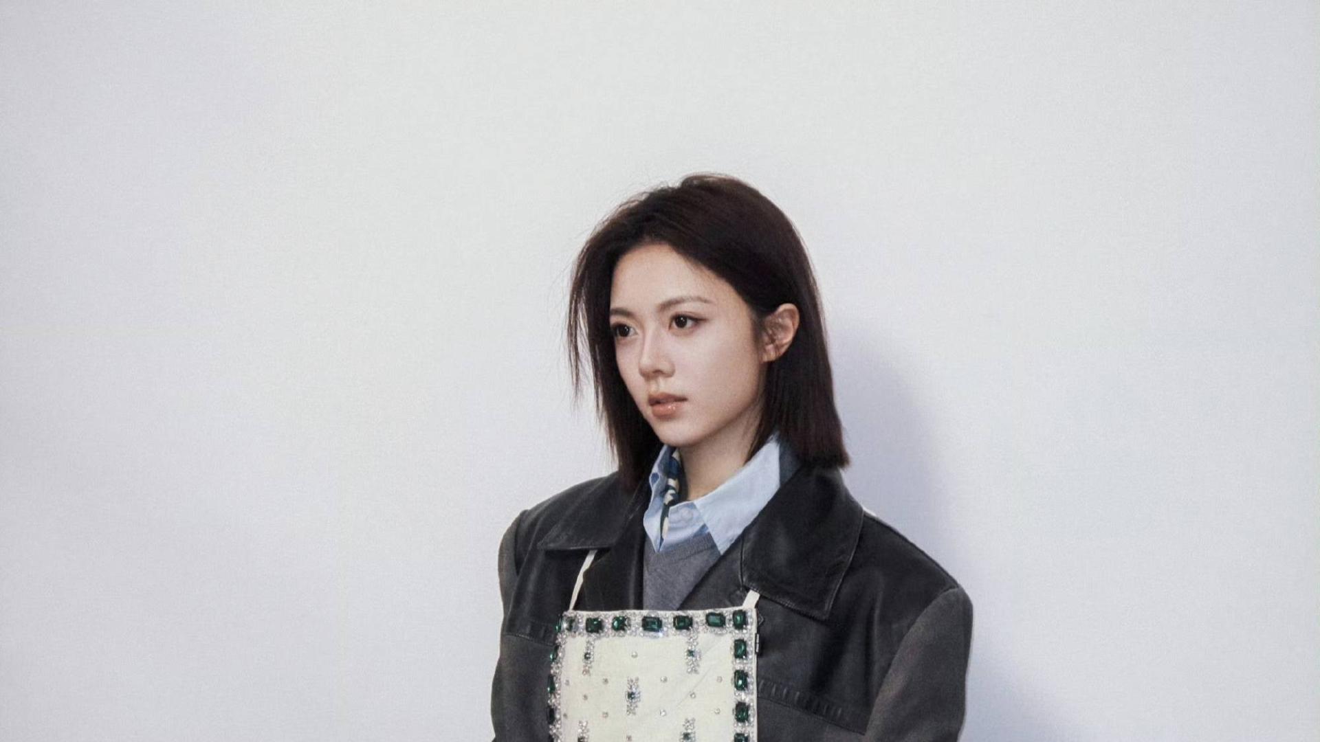 赵今麦镶钻围裙造型线上预热，Miu Miu 2026秋冬大秀甜酷碰撞