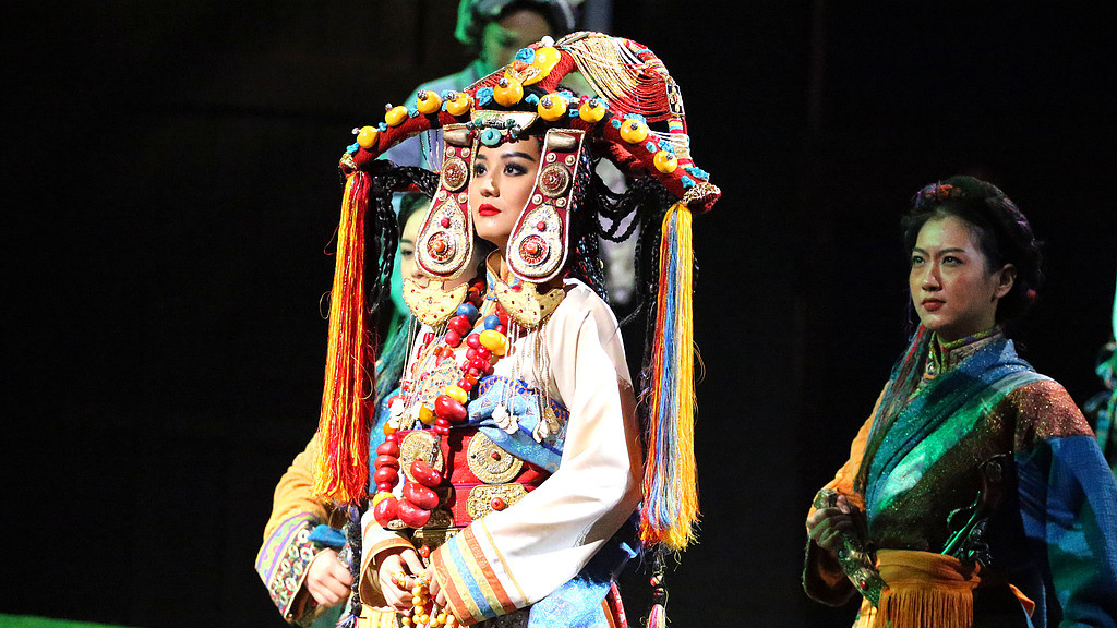 《尘埃落定》：最高明的活法，不是机关算尽争高低，不是八面玲珑去讨好，而是做个不争不抢、装聋作哑的“傻