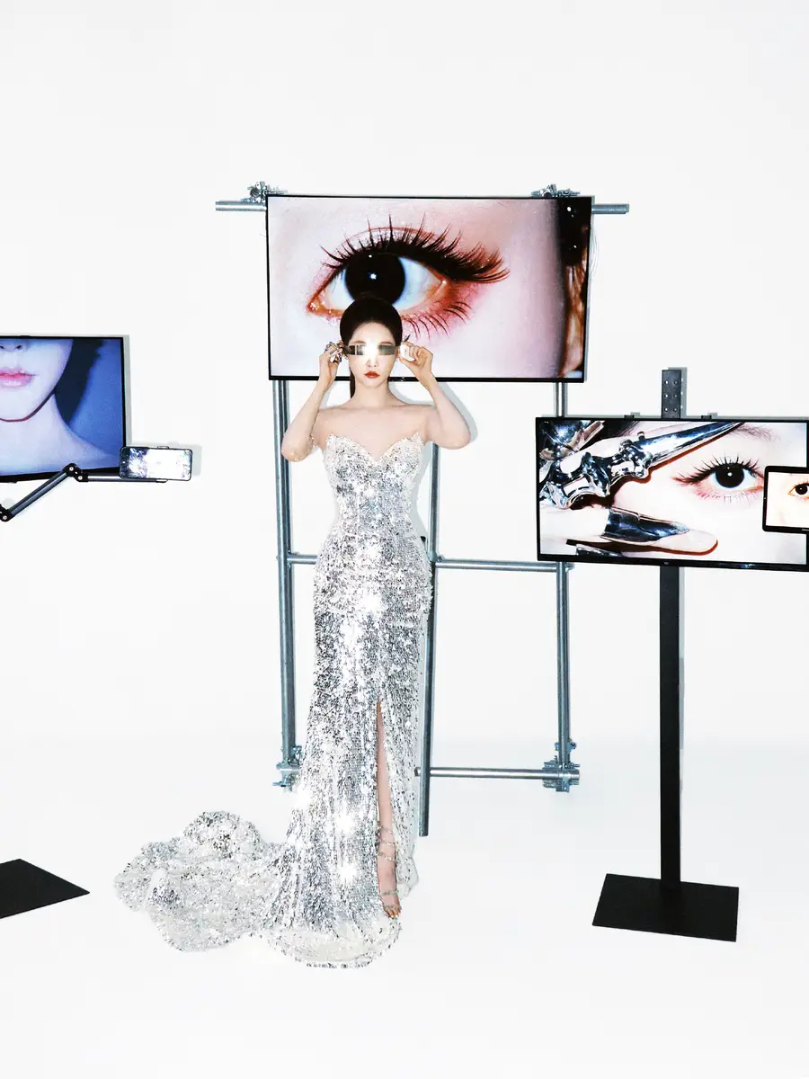 祝绪丹穿抹胸亮片裙飒爽美艳 梳高马尾化身赛博女战士