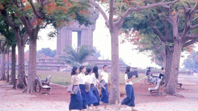 1972年金边老照片 战火阴影下的柬埔寨女学生