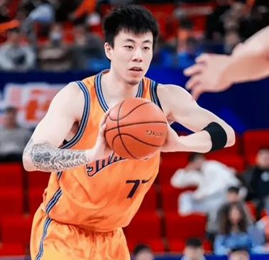 张镇麟13分，上海男篮大胜山东。CBA常规赛，上海男篮主场迎战山东，这场比赛，张