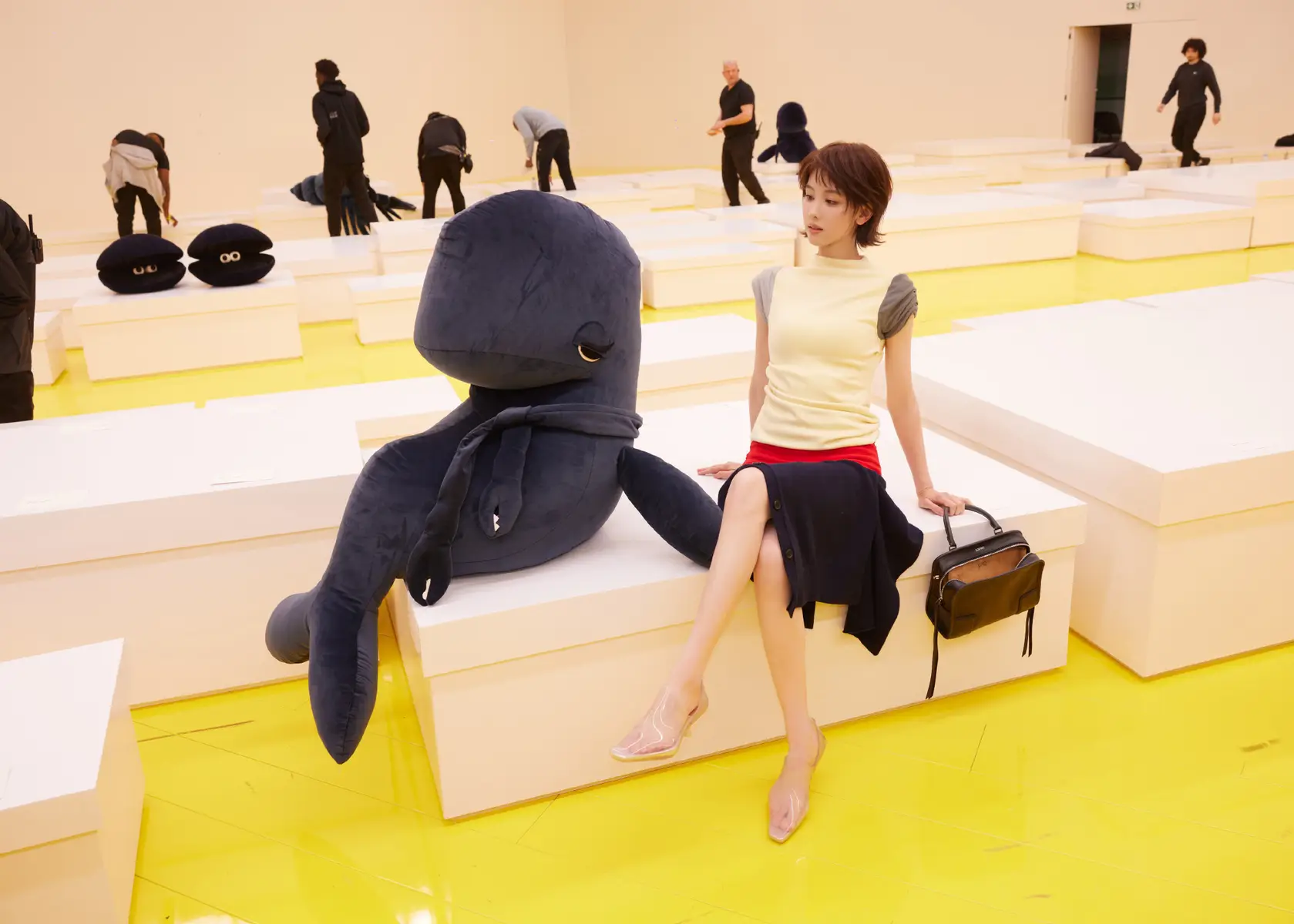 陈都灵参加巴黎时装周！短发造型娇俏灵动少女感十足