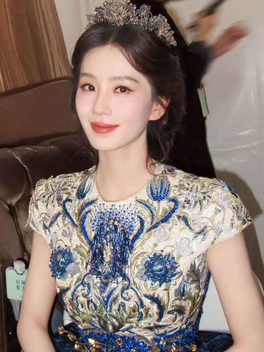 刘诗诗穿蓝色裙子化身孔雀公主 手撑油纸伞婀娜多姿