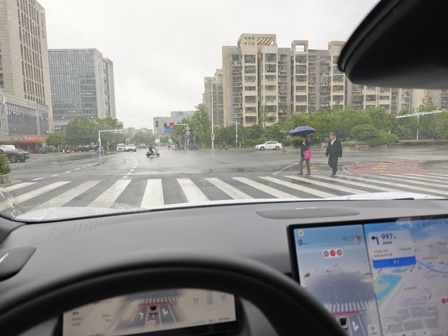 NGP已经多次没有识别到并提前规划路线
在实线变道。是因为纯视觉的观察范围不够的