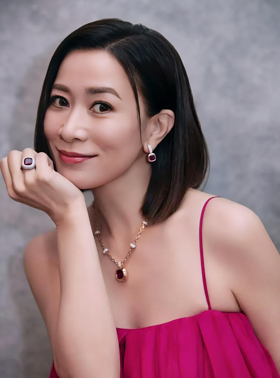 佘诗曼回应《新闻女王》带飞TVB，掉糖瞬间反差萌拉满。

佘诗曼亮相活动现场，被