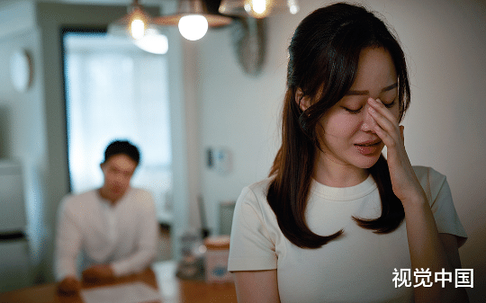 丈夫和另一个女人有一个“新家”，我成全他们俩后，丈夫却失去所有，求我原谅。