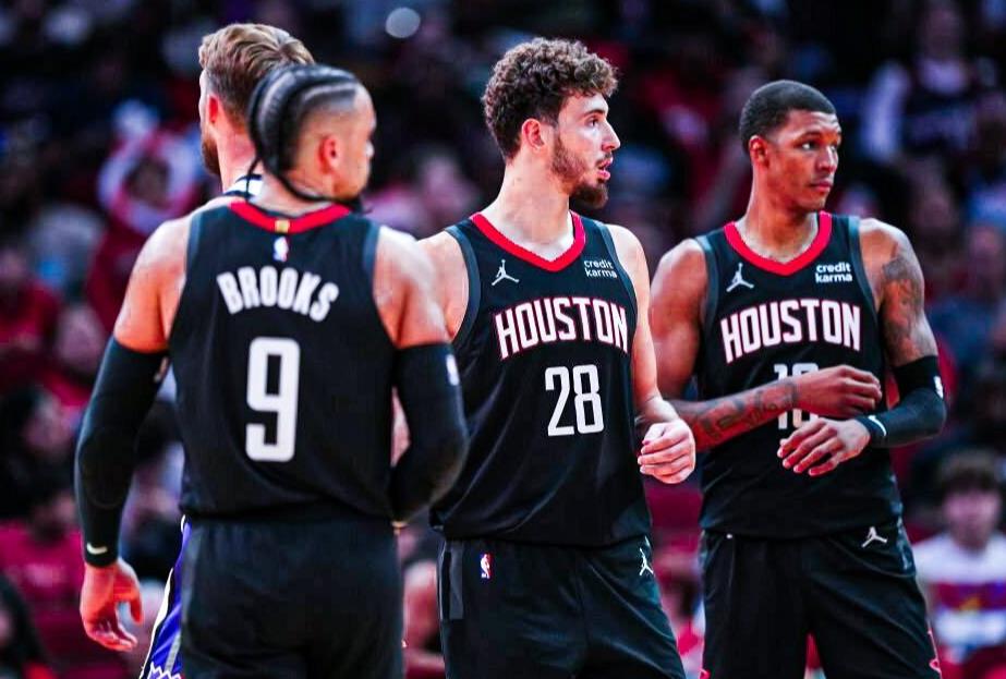 有火箭队的媒体人认为，申京在第1场比赛里19投只得了19分，表现极为糟糕，他和艾