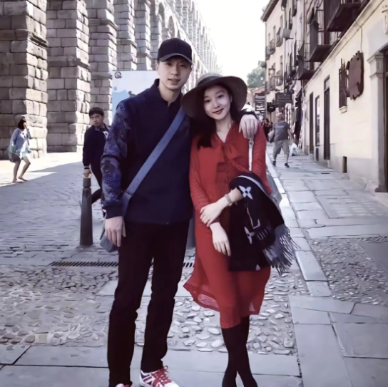 马龙老婆晒出生活照
在马龙家里，活生生的应验了，我负责挣钱，你负责貌美如花，看着