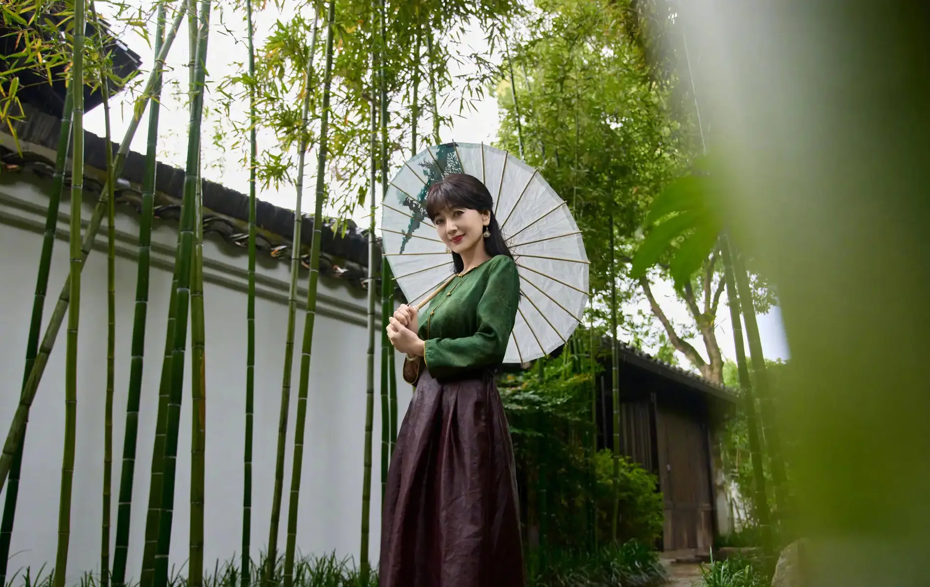 赵雅芝晒雨天撑伞照氛围感拉满！户外悠闲漫步状态惬意