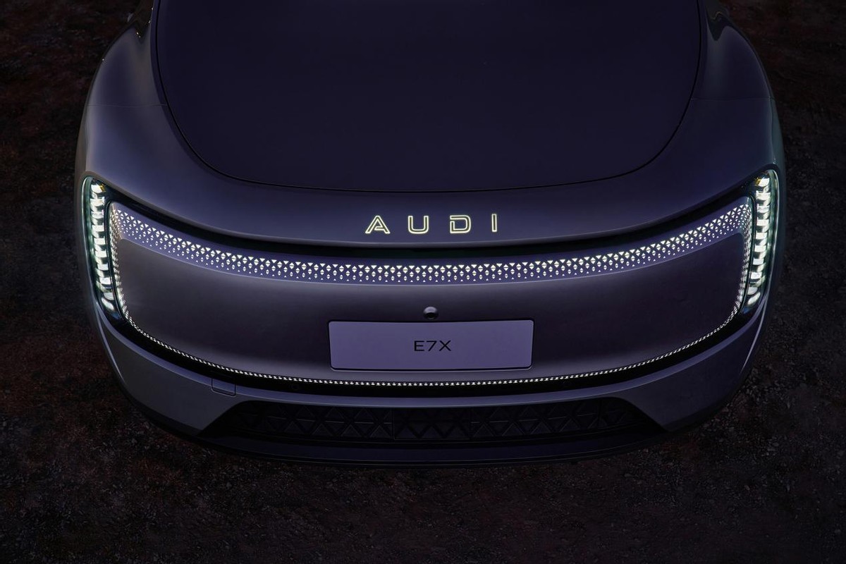 当夜幕降临，与其寻找遥远的露营地，不如坐进奥迪E7X，轻声说一句：“你好奥迪，我