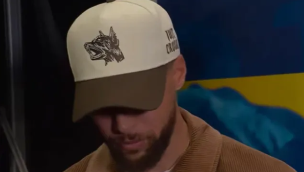 NBA常规赛，湖人对阵勇士的比赛正在进行中。
因伤缺阵的斯蒂芬-库里在场边接受E