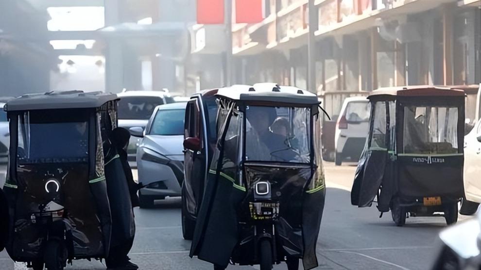 县城老人的“接娃车”一夜消失，是安全升级还是断了活路？