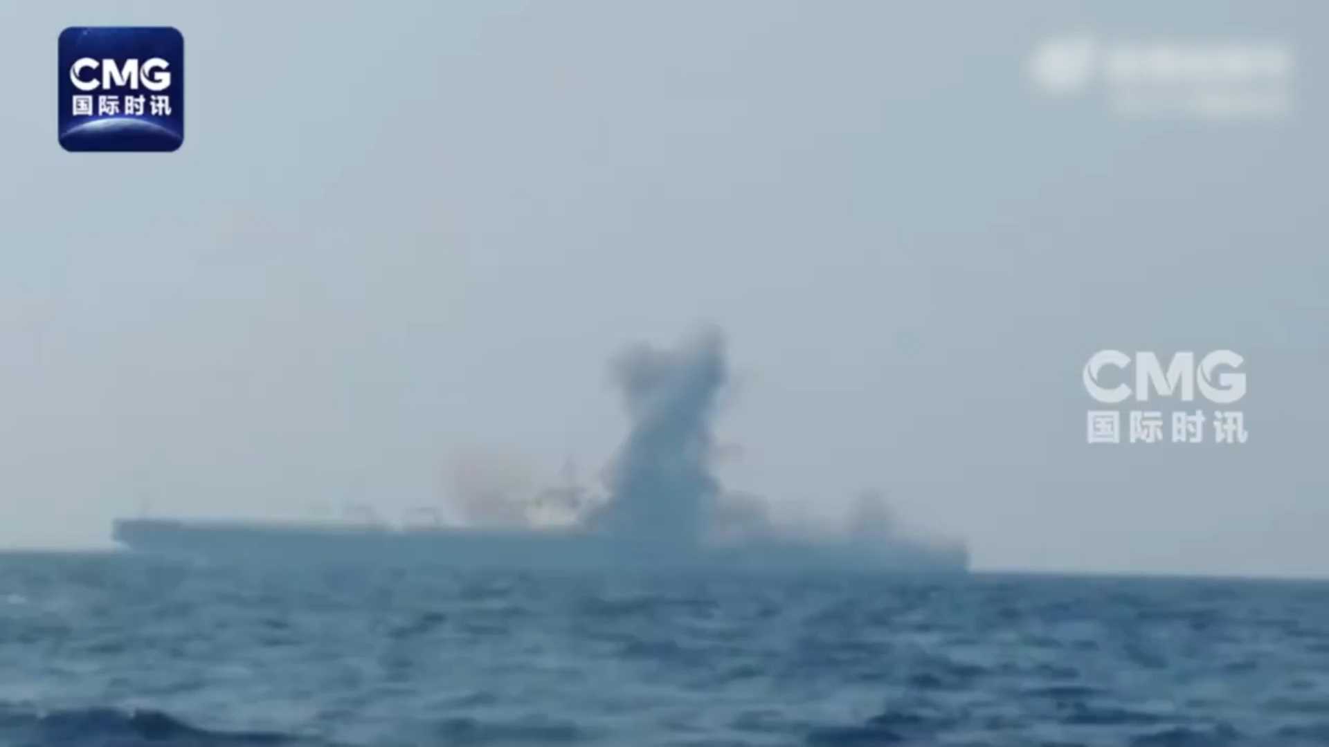 现场曝光：伊朗称又一艘超级油轮触雷爆炸 油轮载有超200万桶原油