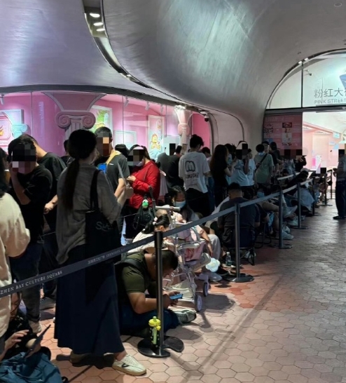 我记得几年前茶颜就和文和友一起在深圳开过那种快闪店，当时就大排长队，如今深圳两家