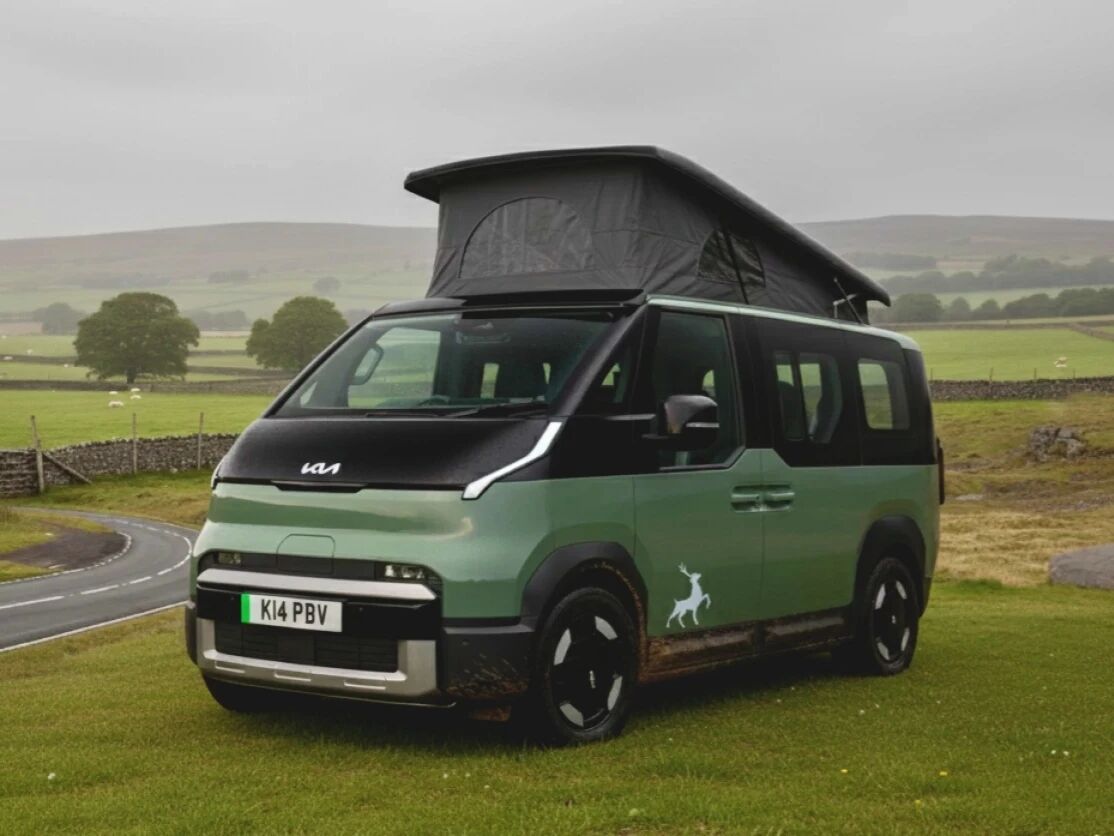 起亚汽车PV5纯电MPV改的露营车，这小造型和模样看着是真喜欢，带个斜升顶，外观