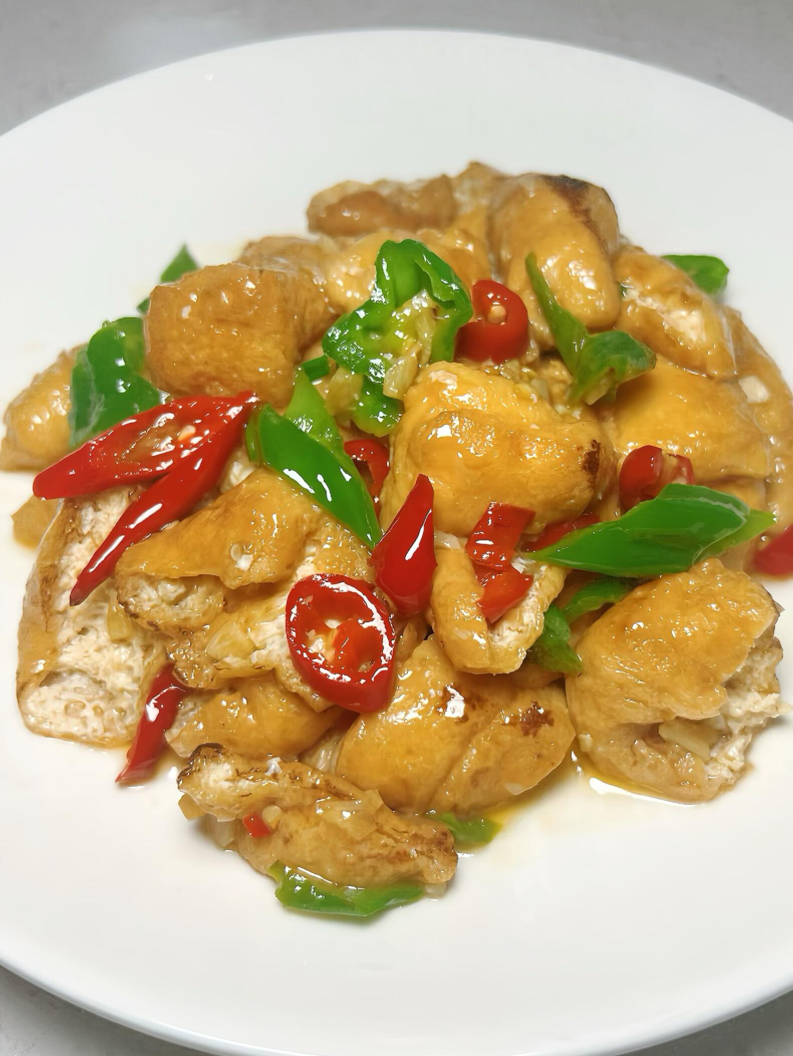 救命！这盘油豆腐炒辣椒才是米饭杀手🔥一口爆汁香到舔盘
谁还没吃过油豆腐炒辣椒？