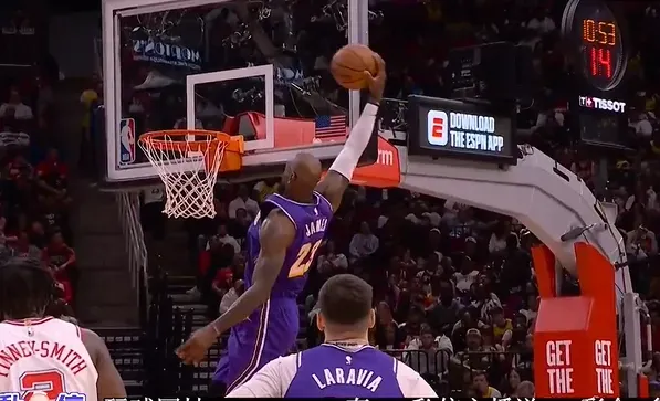 NBA常规赛，湖人对阵火箭。

比赛第二节，斯马特送出妙传，詹姆斯高高跃起完成炸
