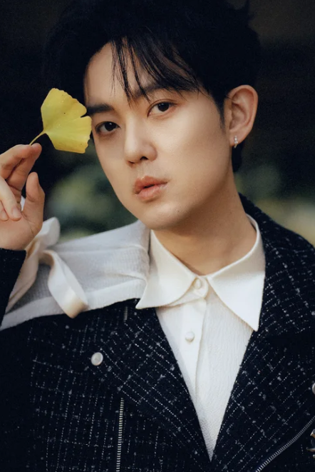 歌手秦昊发文回应
最近在写东西，睡得有点少，太困，外加平时妆发造型预算比较吃紧，