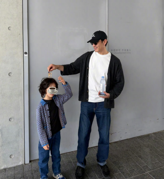 李光洁晒大儿子近照小朋友留着卷发很帅气
李光洁分享了一组他与大儿子的合照
李光洁