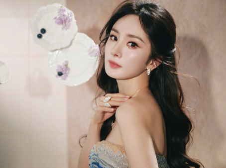 窗外的喧嚣被隔绝，裙摆铺开一室的慵懒