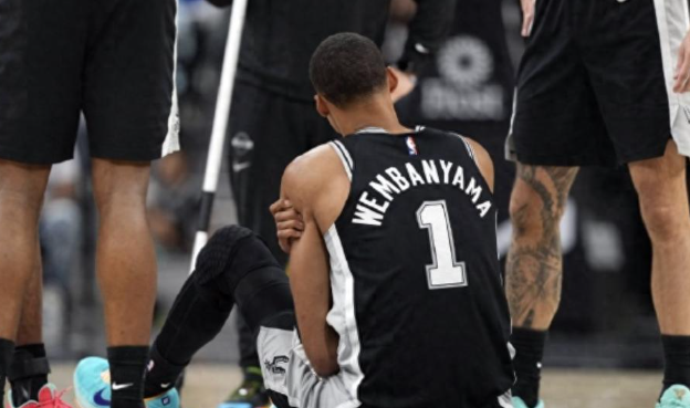 文班亚马，往里走还是往外走

这场比赛的开场阶段，文班显然是有和恩比德比划比划的