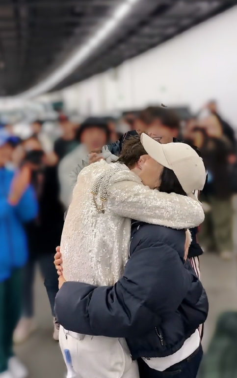 杰哥真的辛苦了！拥抱就是最好的充电方式！而且是飞奔向你紧紧地拥抱！