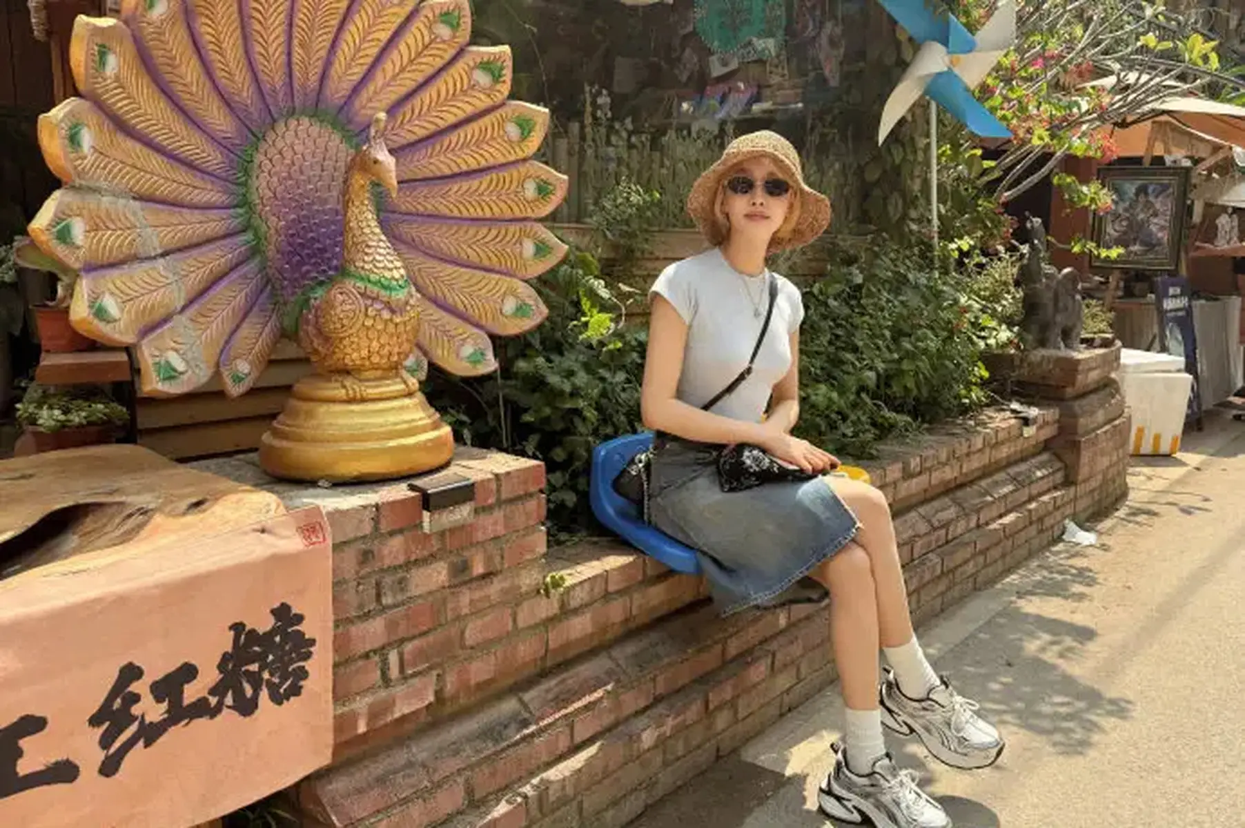 宋茜一头金发梦回Victoria时期！穿牛仔裤搭短袖上衣好干练