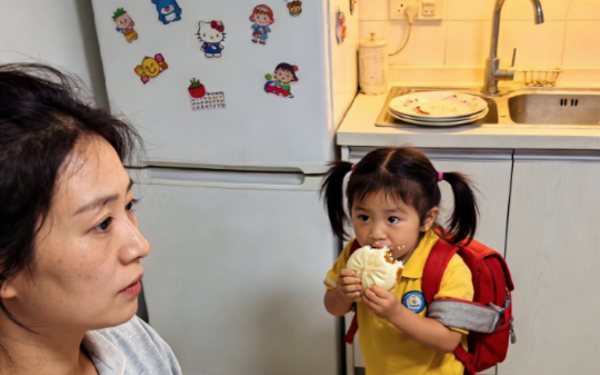 女儿从幼儿园回来后说她饿，于是我偷偷在女儿包里放了个录音笔，第二天，幼儿园园长带老师上门道歉