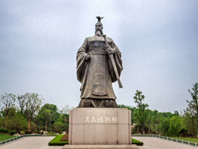 刘邦创业之初众人相随的三大原因：

1.敢于扛事：善待发小卢绾，刘邦对他很够意思
