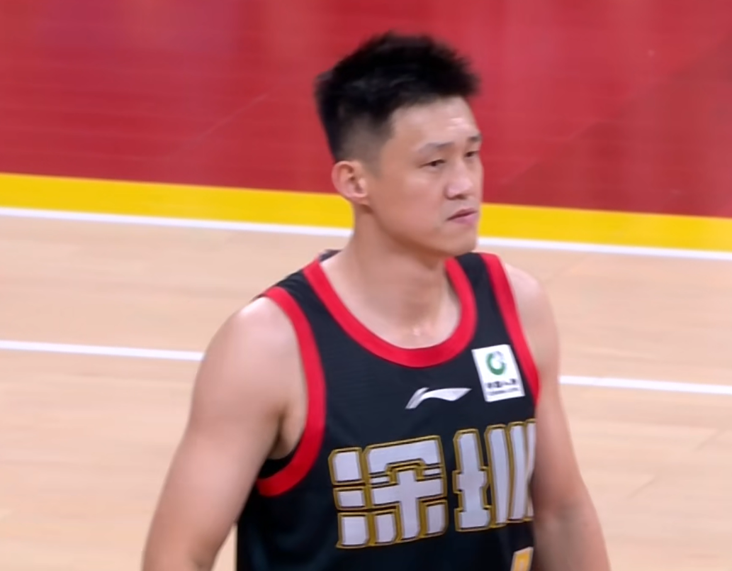 CBA半决赛第三回合，深圳队坐镇主场PK卫冕冠军广厦队，双方经过四节PK，最终，