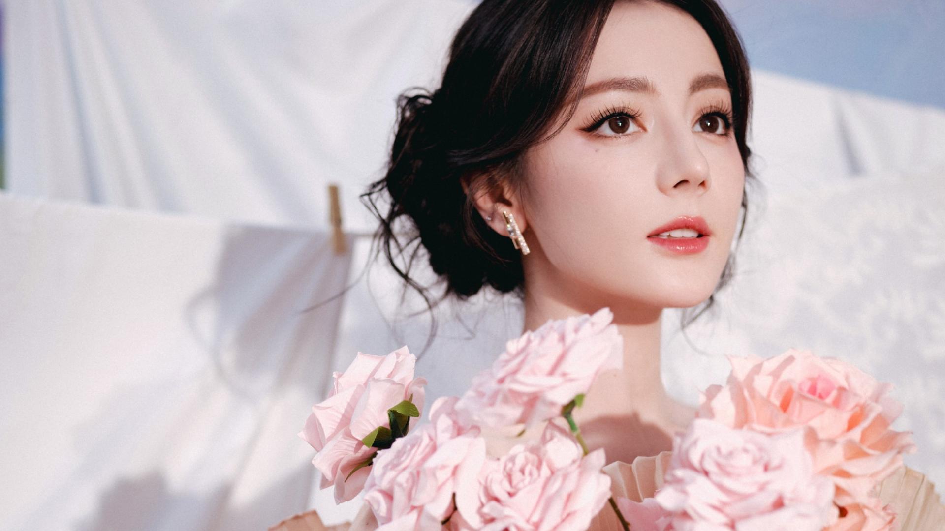 迪丽热巴是裸色纱裙晕开的柔光，是荷叶边勾勒的优雅