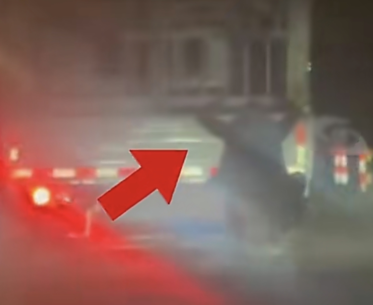 女子怀疑丈夫出轨，竟扒在行驶货车车尾跟踪，幸好交警及时拦下！
新疆喀什巴楚县，一