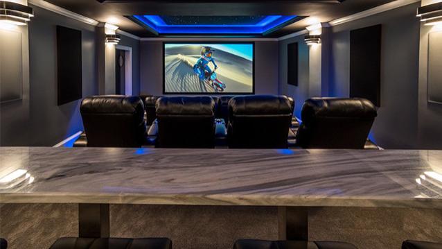 不止于大：挑高空间与异形结构下的别墅家庭影院声学设计与装修难点突破！