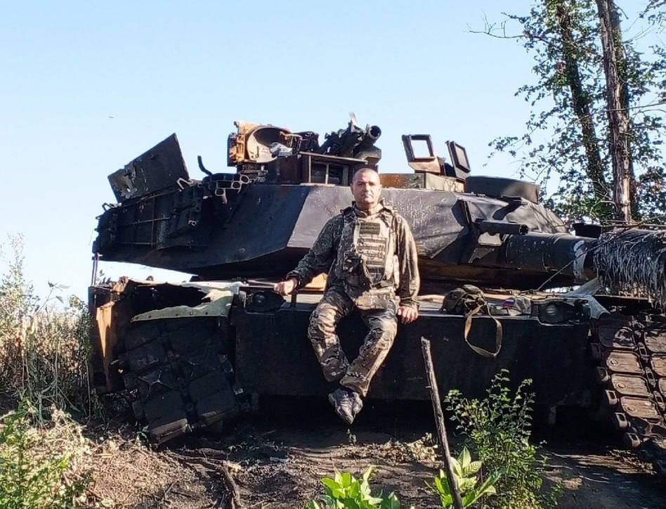 2024年，乌克兰士兵在美国制造的 M1A1SA 艾布拉姆斯坦克前留影。
