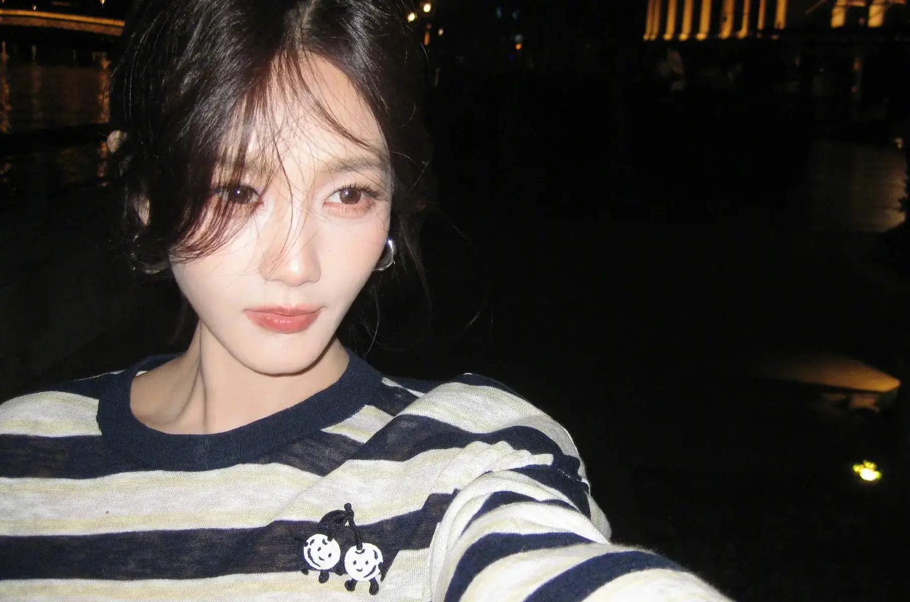 李一桐穿条纹针织衫随性松弛 夜拍江景气质文艺又温柔