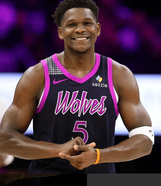 森林狼官方表示安东尼-爱德华兹是否出战对阵掘金的首场比赛还不确定。
爱德华兹右膝