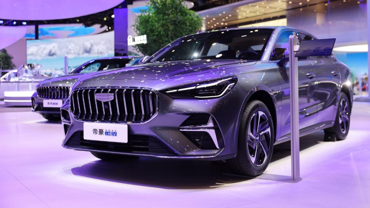 第5代帝豪 i-HEV智擎混动亮相车展，将2L级油耗带进国民家轿市场