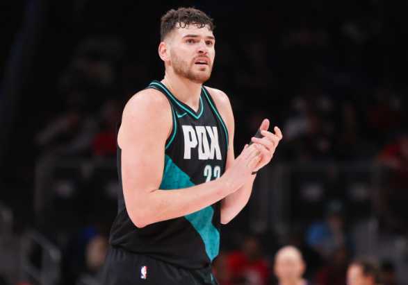 开拓者VS掘金加时赛战犯克林根

打了两个回合被换下了。可见到了关键时刻，教练组