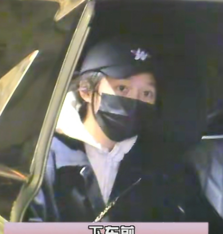 许久没有消息的关晓彤，连夜冲上了热搜，没想到的是，这次她被扒出与助理一同现身北京