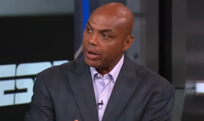 NBA名宿查尔斯-巴克利在节目中谈到了掘金主帅大卫-阿德尔曼对尼古拉-约基奇的使